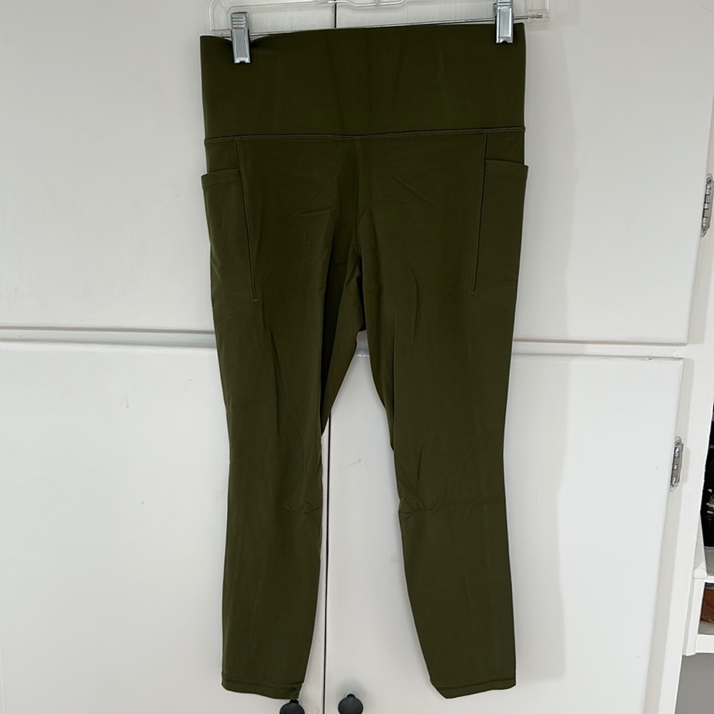 Athleta salutation stash pocket II 7/8 tights